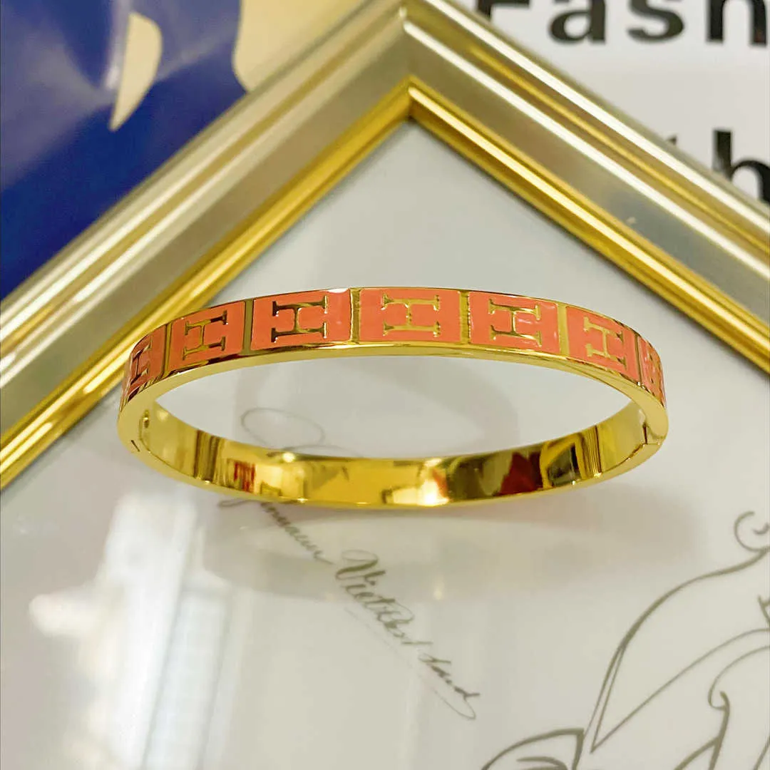 Lyxdesigner Hremss Bangle till salu och lyxigt titanstålarmband med raffinerad klassisk mångsidig design personifierad med riktig logotyp