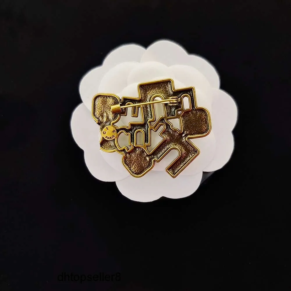 Top Vintage Copy Designer Pins Brosches Vintage Copy Fashion CL Letter Stamp Pearl Luxury Women Monogram Brosch Brand Vintage Style Romantic Par Gem Decoration