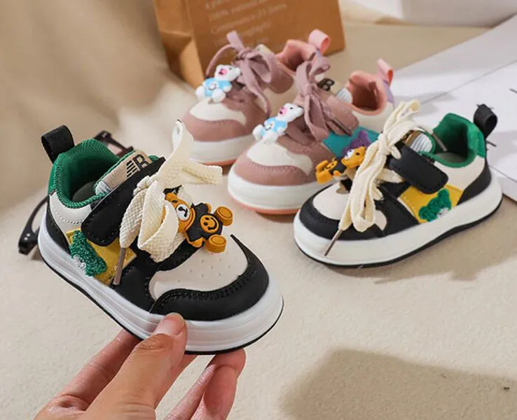 Första vandrare barnskor bekväma barn sneakers designer små pojkar flickor småbarn svart grön rosa andningsbar baby 0-2t