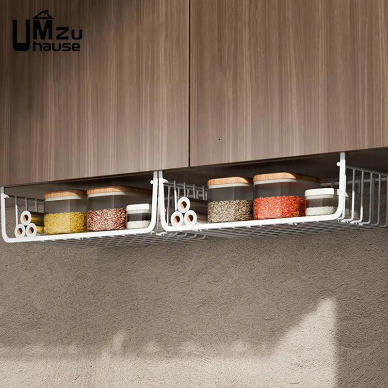 Paniers de cuisine suspendus en fer sur porte d'armoire, panier