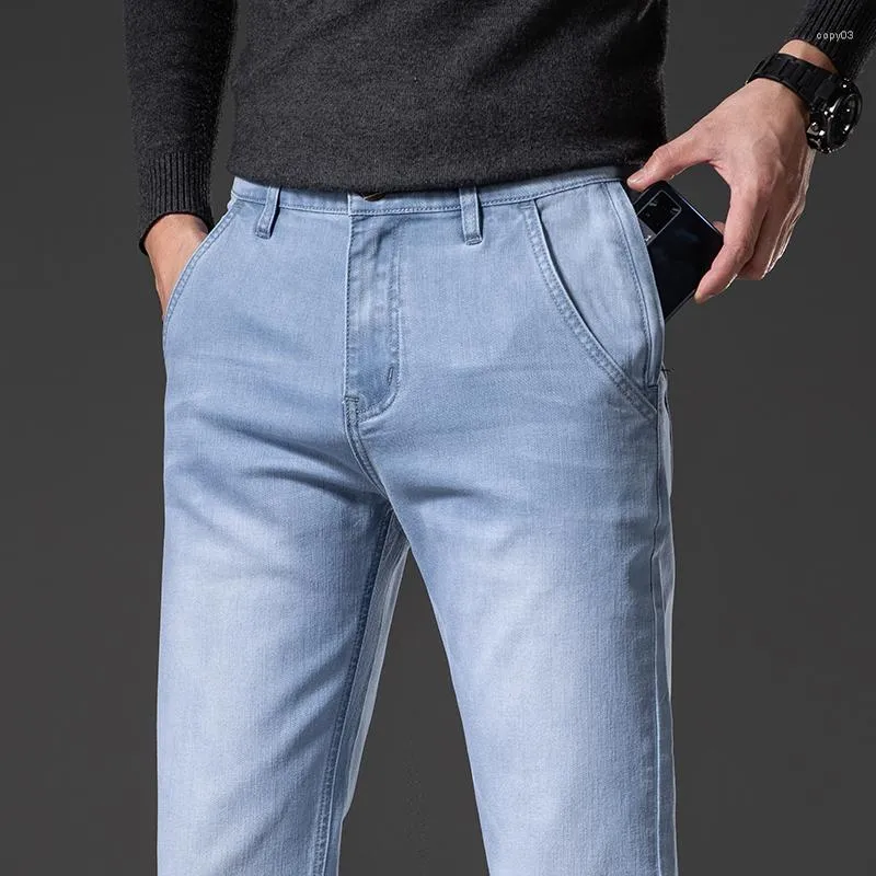 Мужские джинсы, осенние светло-голубые карманные молнии со средней талией, удобные повседневные модные эластичные джинсовые брюки, мужской бренд