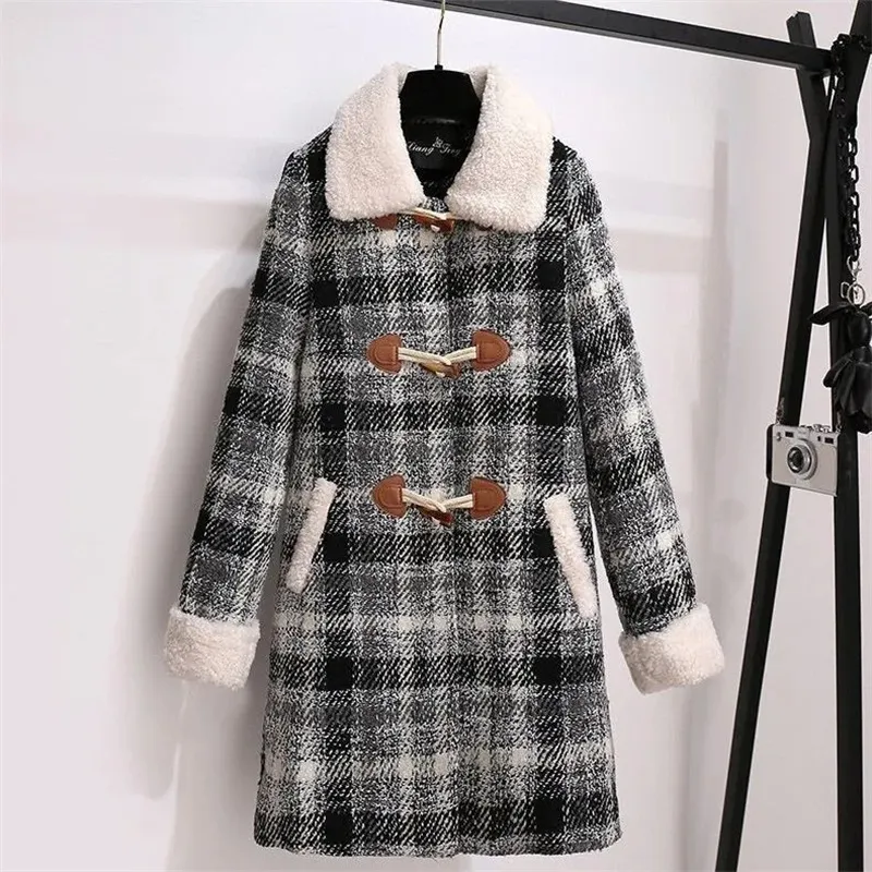 Women's Wool Blends Plaid Woolen Coat For Women in Winter Thickened 2023 Lamb Hair Medium Length Small Fragrant Style Cowhorn Button 230922