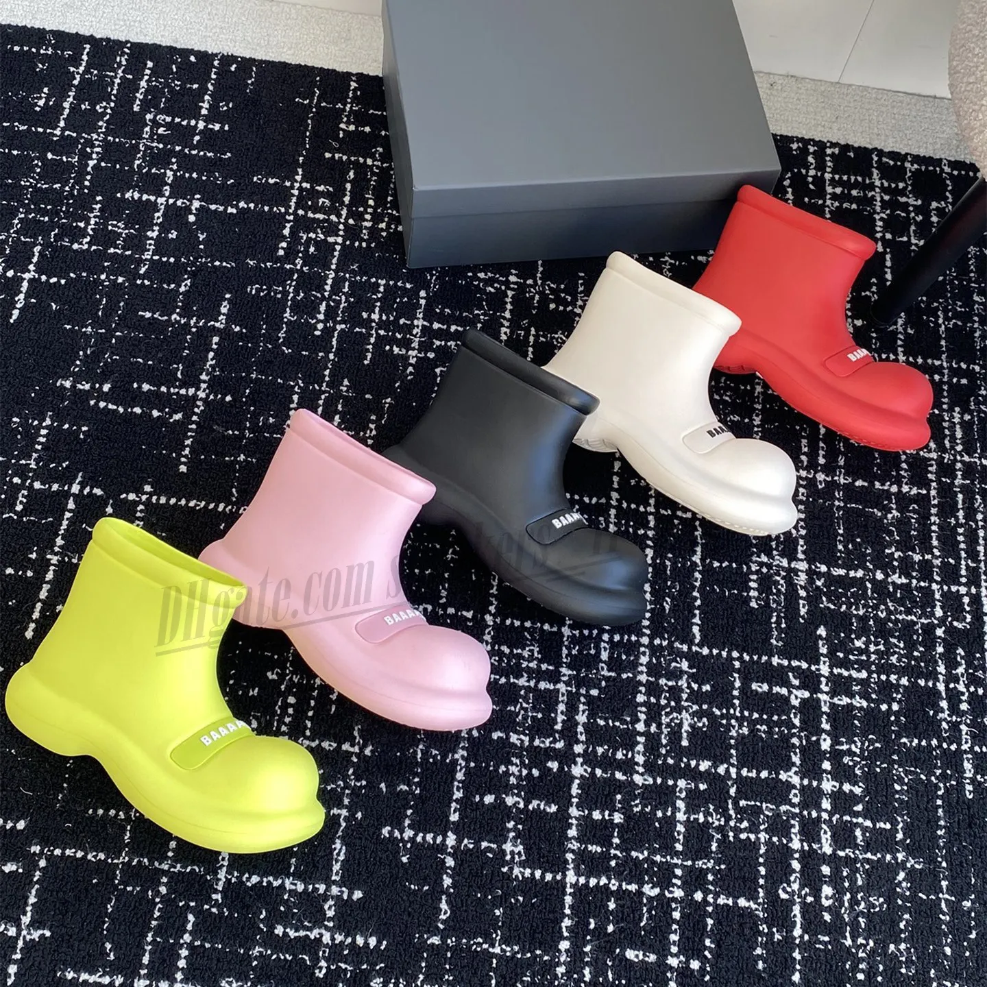 Mulheres Botas de Chuva Designer Sapatos Casuais Mulheres À Prova D 'Água Água Estereoscópica Grande Cabeça Rainboots Soft Sole EVA Designer Chic Feminino Sapatos