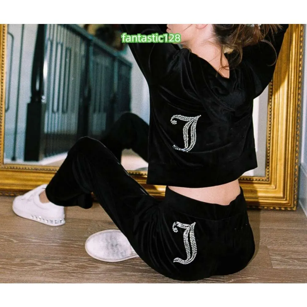 Designers Women Soild Velvet Two Piece Set Beading Letters Juicy Couturs Tracksuit Sexy Hooded Crop Top Jacket Flare Pants Y2K Streetwear