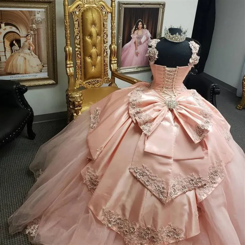 Quinceanera Pink 2023 فساتين خفيفة لؤلؤي الدانتيل الدانتيل المزيج أشرطة متدرج مشددة ظهر الساتان