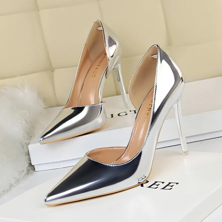 Klänningskor Metalliska silverpumpar glänsande d'Orsay High Heels Women Stiletto Heeled Sandals 7/10cm Party Elegant Luxury Woman Shoes Yellow Gold 230923