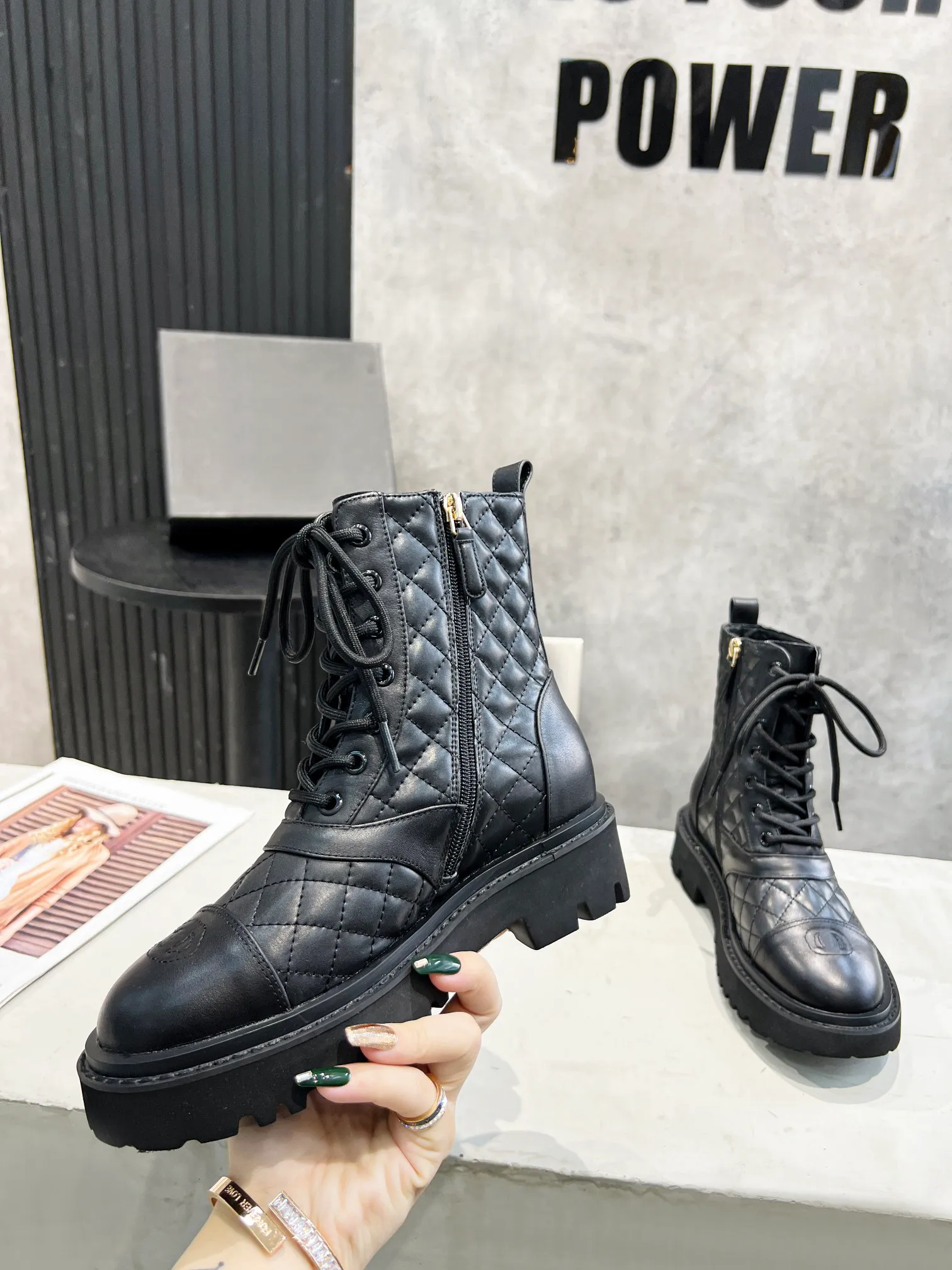 2022 Designer Fall Winter Boots Brand Lace Up Women`s Leather Shoes Zip Platform Flat Heel Bootss Black White Checkered Street Leather Boot With Box