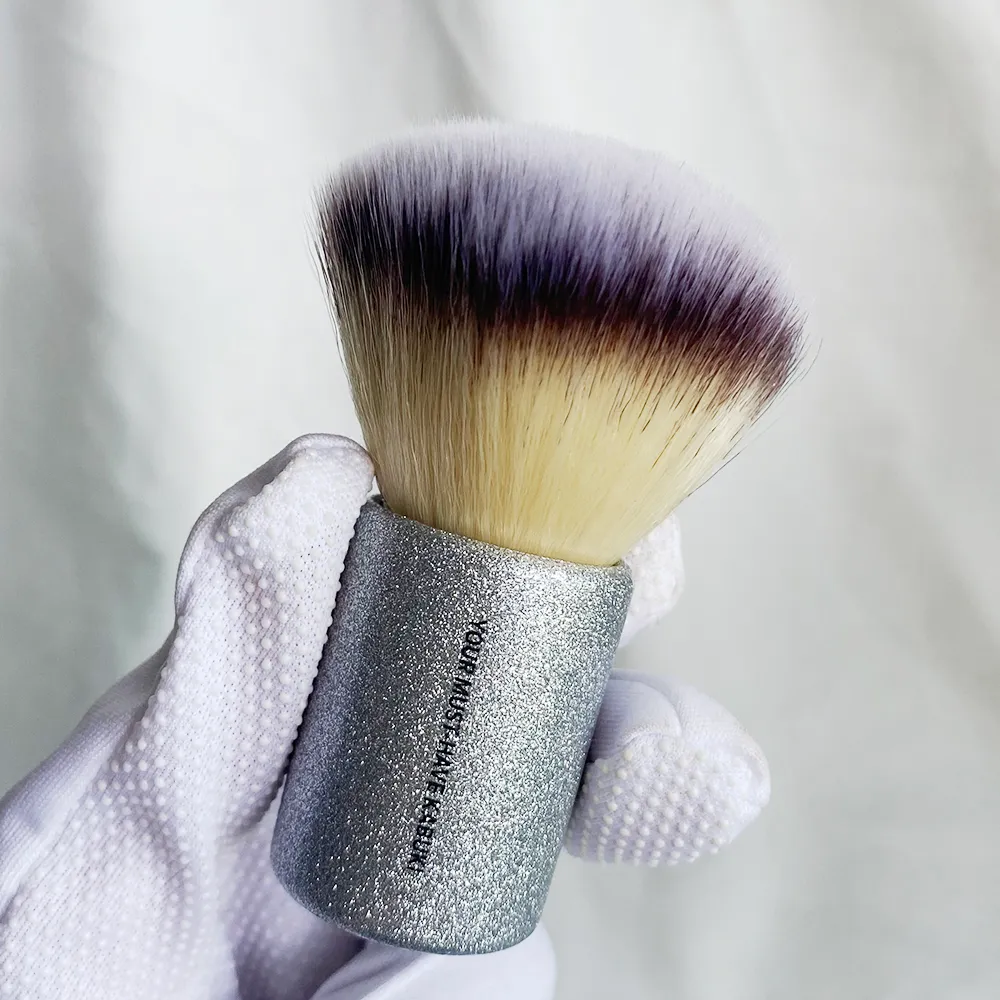 فرشاة مكياج Kabuki Brush التي يجب أن تكون لها لمسحوق برونزي ، أدوات فرشاة مستحضرات تجميلية