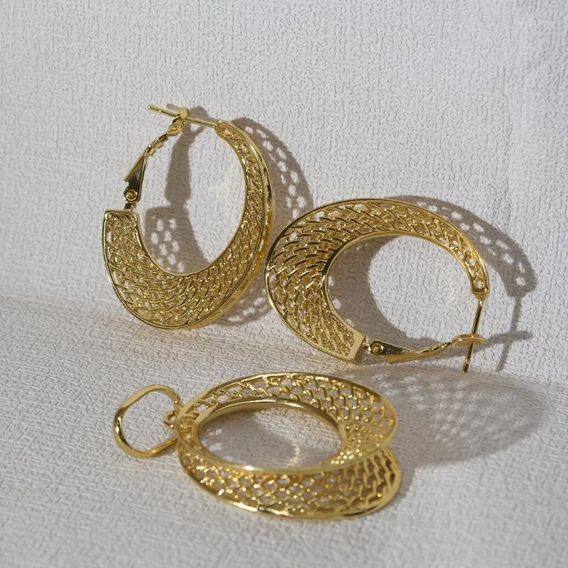 Halskette Ohrringe Set Dubai Klassischer goldener Schmuck für Frauen Kupfer Eiform Hohl und Anhänger Mode Braut Hochzeitstag Geschenk