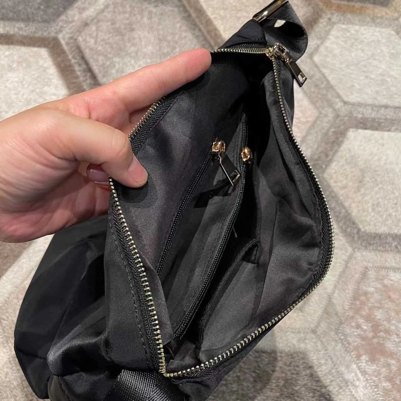 Ny Lingge axelväska Vattentät nylonduk Kohude Kvinnspåse stor kapacitet mångsidig pendling Square Crossbody Bag 230915