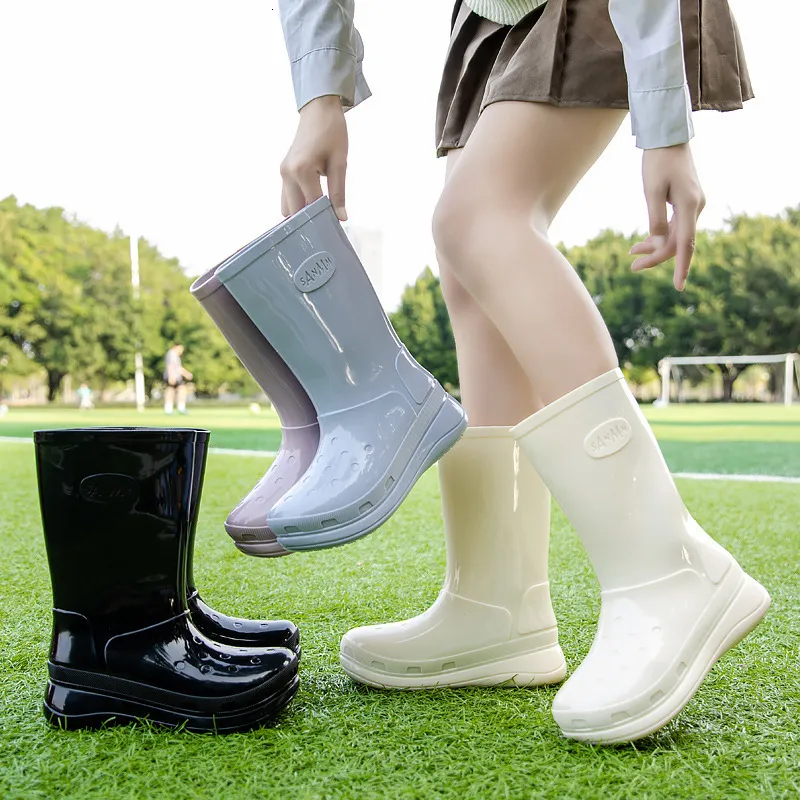 Bottes de pluie Printemps femmes bottes de pluie imperméables antidérapantes en caoutchouc à semelles épaisses bottes de travail en PVC surélevées à bout rond bottes de pluie pour femmes 36-41 230922