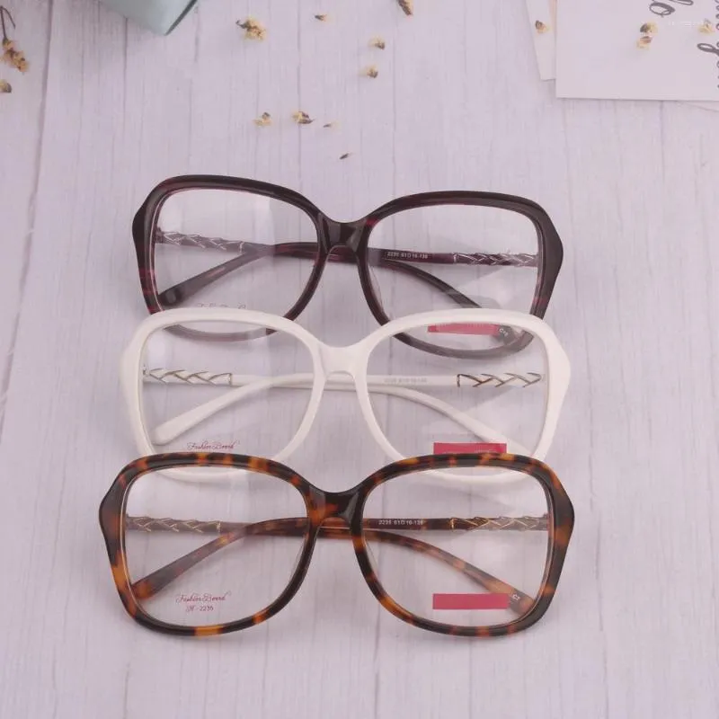 Lunettes de soleil montures en gros grandes lunettes larges femmes personnalité marée branches en métal de forme spéciale lentille haute tendance produits coût