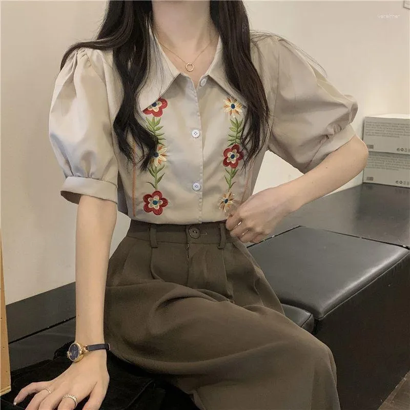 Kvinnors blusar 2023 Summer Retro Design Flower Loose Slim Short Sleeve Shirt Small Top Vintage Clothes Women Shirts