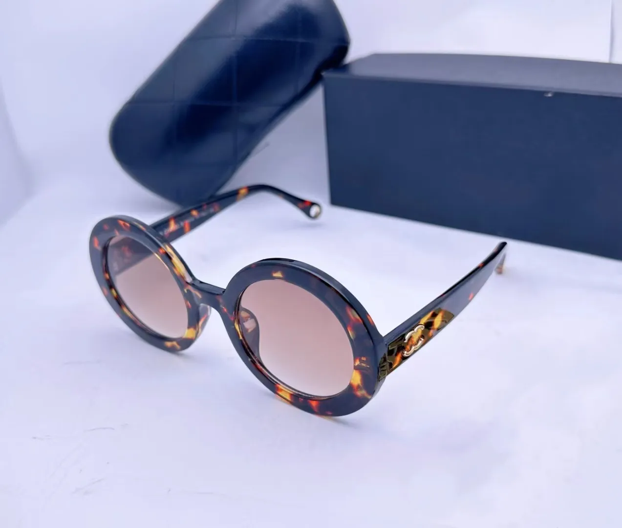 Дизайнерские круглые солнцезащитные очки для женщин Модная модель Специальная защита от UV 400 Буква с большой ногой и двойной лучевой оправой Брендовые солнцезащитные очки из сплава с бриллиантами 8384