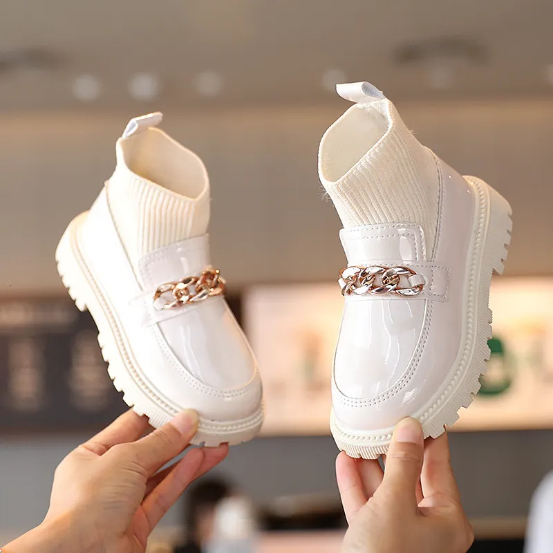Buty dziewczyny skórzane buty dla dzieci buty księżniczki miękki elegancki elegancki szaleństwa dla dzieci botki metalowe łańcuchy klasyczne moda 230923