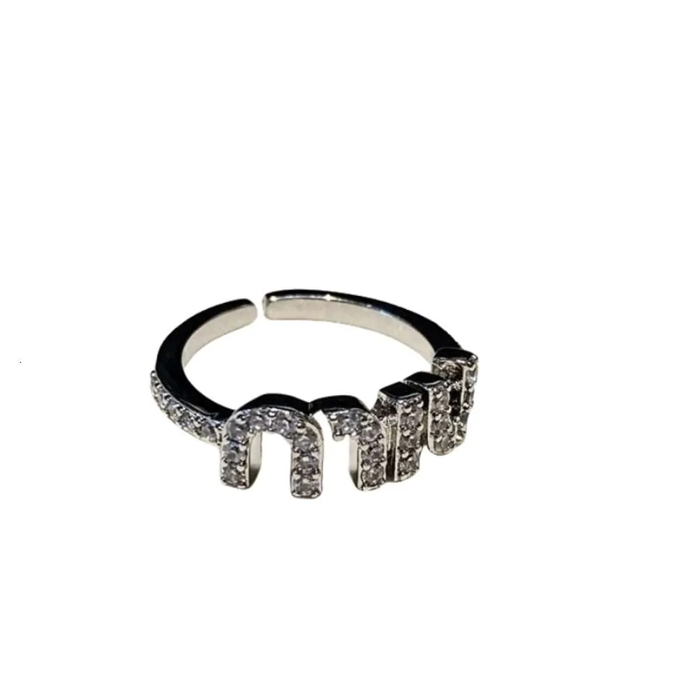 Ring Miumius Designer Luxury Fashion Opening Letter Inlaid Diamond Pappering Finger Ring Fairy Exquisite Sense Versatile Ins Jewelry Perfekt för flickors semestergåvor