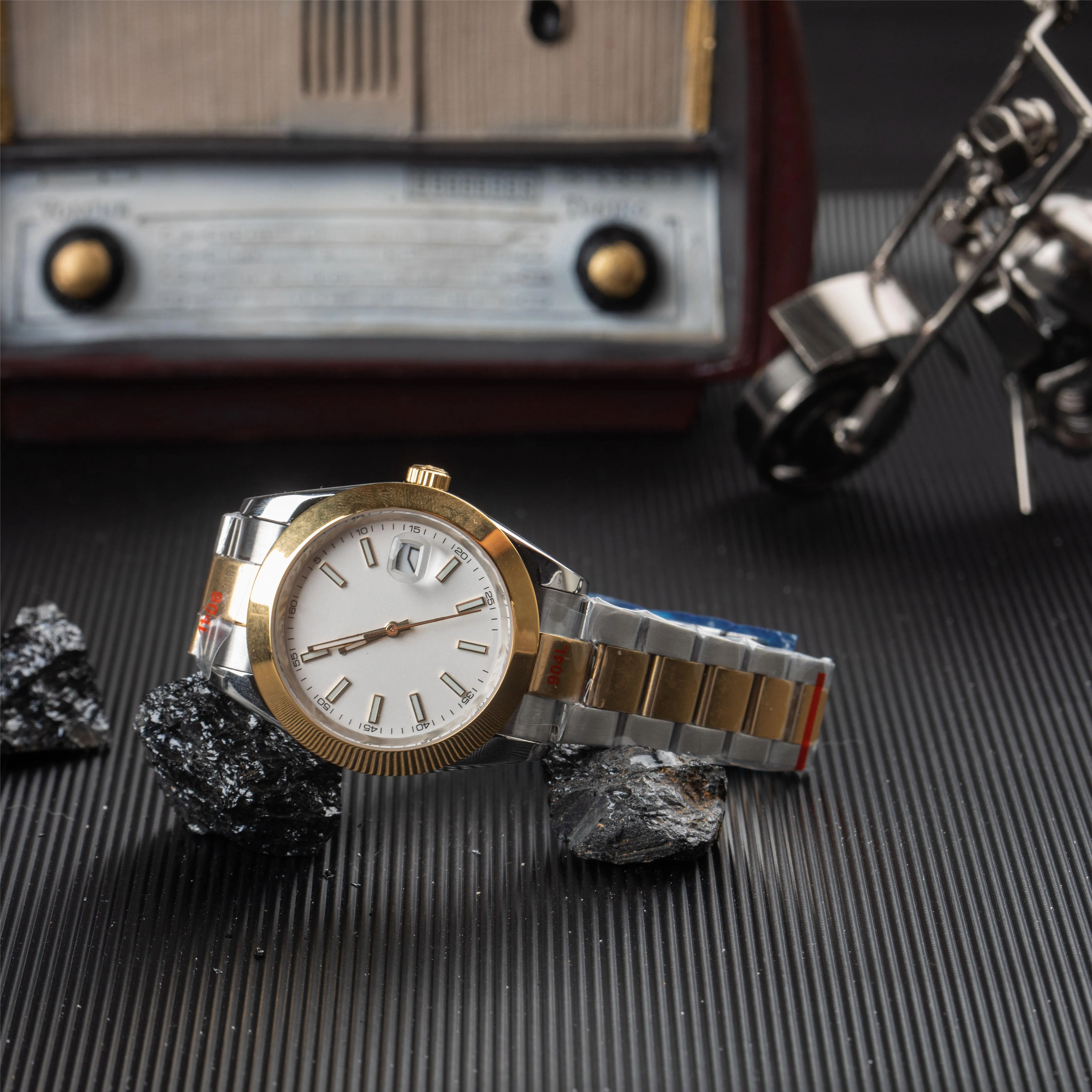 Video su Qual è Orologio di lusso con quadrante a nido d'ape blu Tiffany in acciaio inossidabile con data