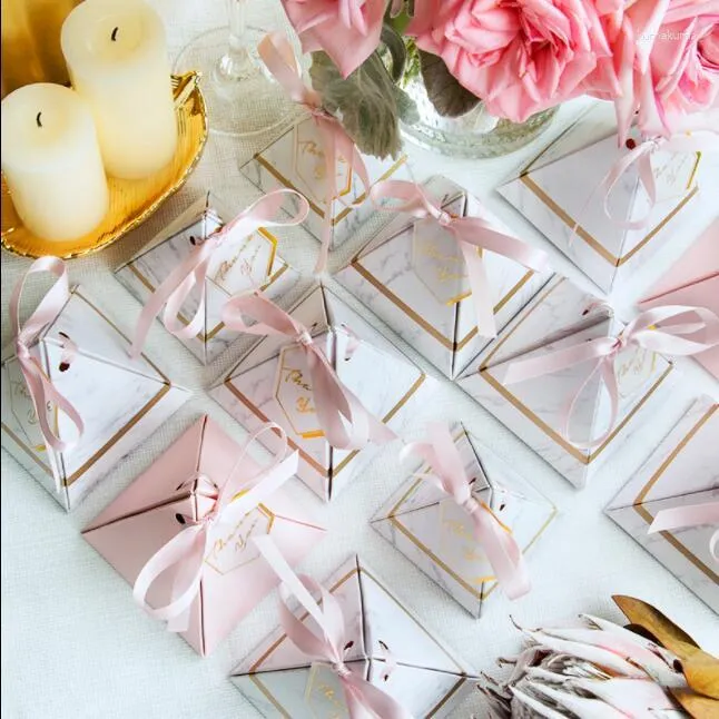 Presentförpackning 50/100 st Creative Marble Pattern Triangular Pyramid Wedding gynnar godisboxar Party Box Bomboniera Giveaways