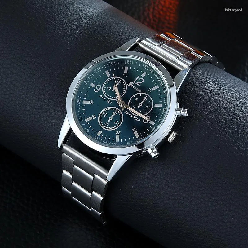 Horloges Luxe herenhorloge Quartz Man Horloges Resistent Modieus Legering Klaar aanbod Pols