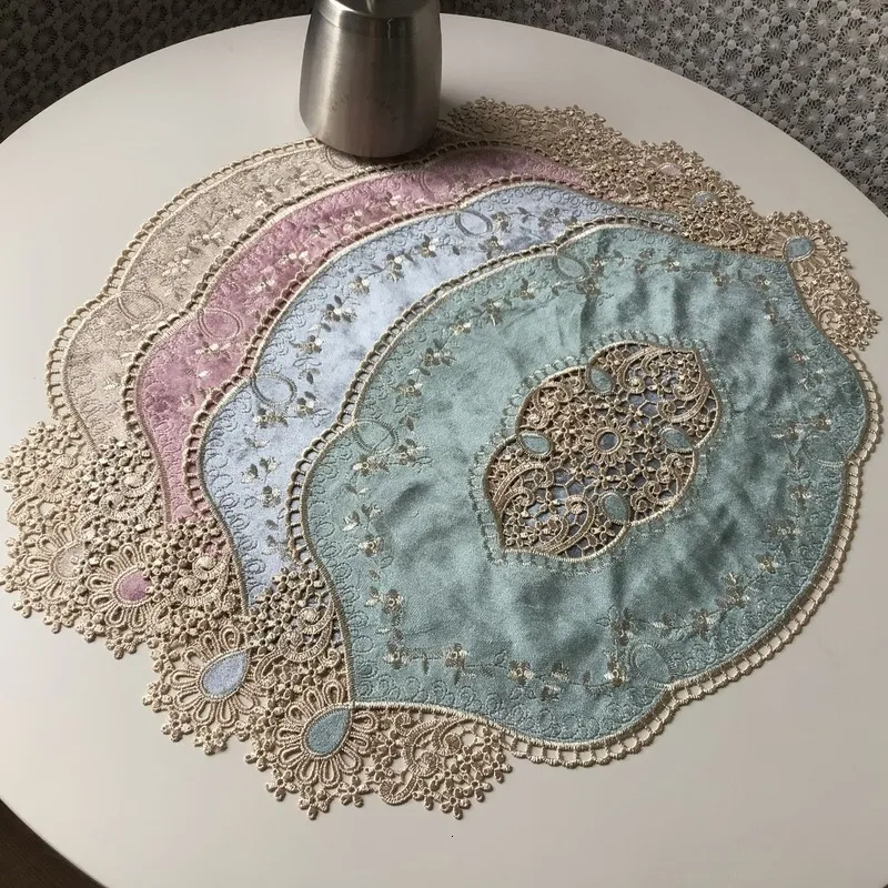 Nappe de table rétro en flanelle de style français, set de table en dentelle brodée, tapis de tasse de thé, dessous de verre, nappe de chevet pastorale, décoration de fête 230925