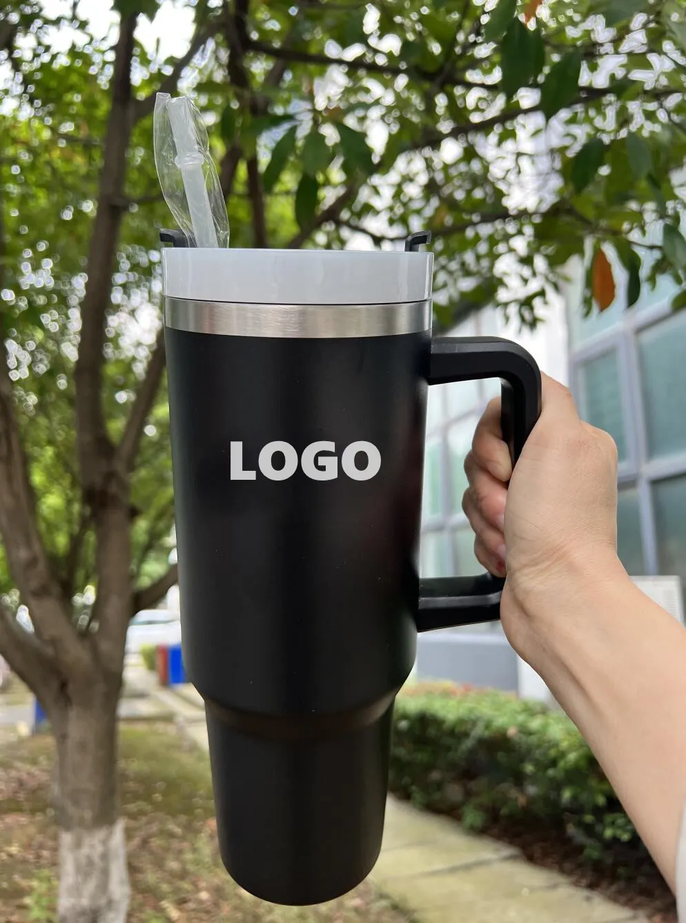 Mug en acier inoxydable avec paille et manchon de protection – 500