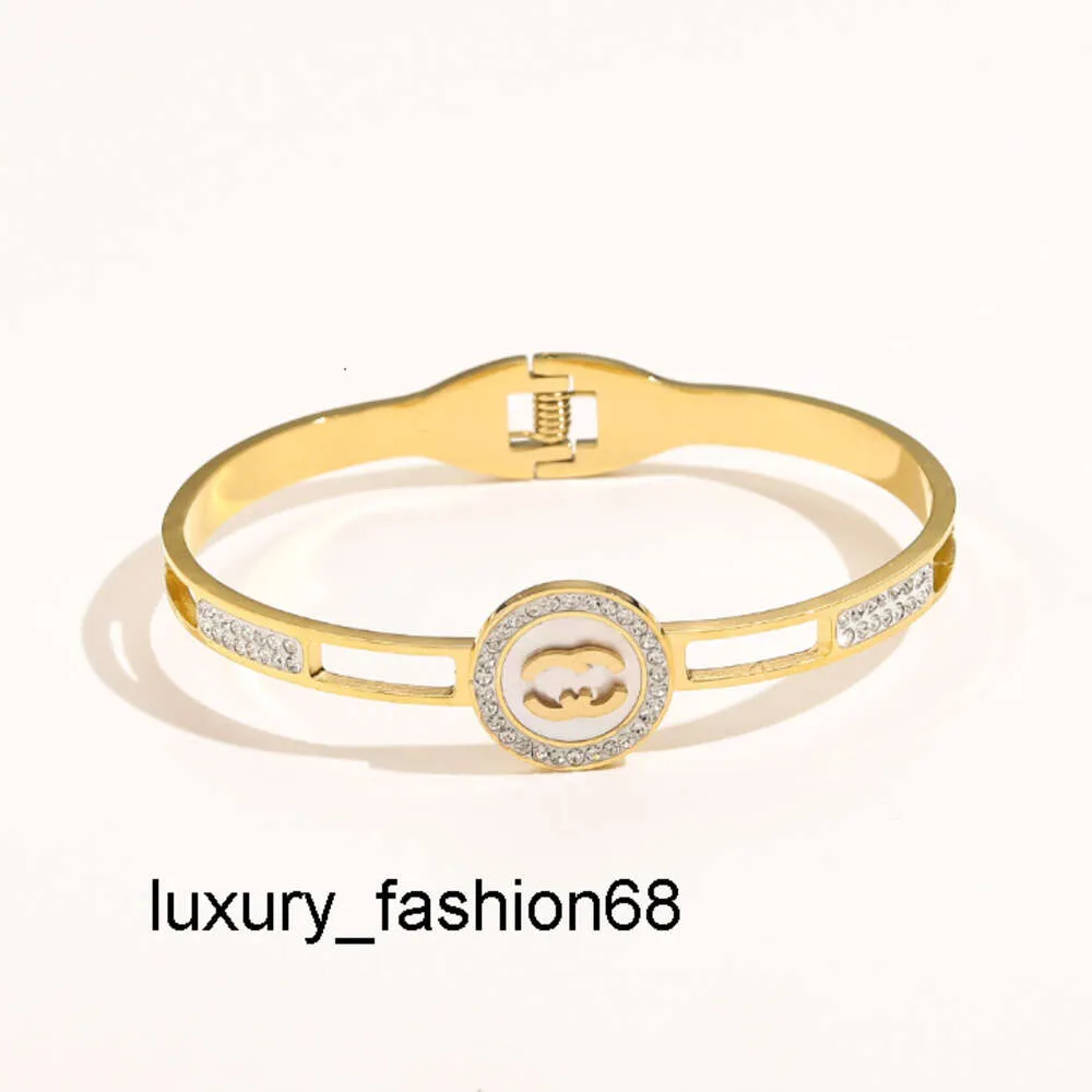 Bracelet top Designer 18K Or Amour Bracelet Bracelet De Luxe Printemps Bijoux Diamant Bracelet Charme Femmes Cadeaux Romantiques Manchette Bracelet Bijoux en gros ZG1174