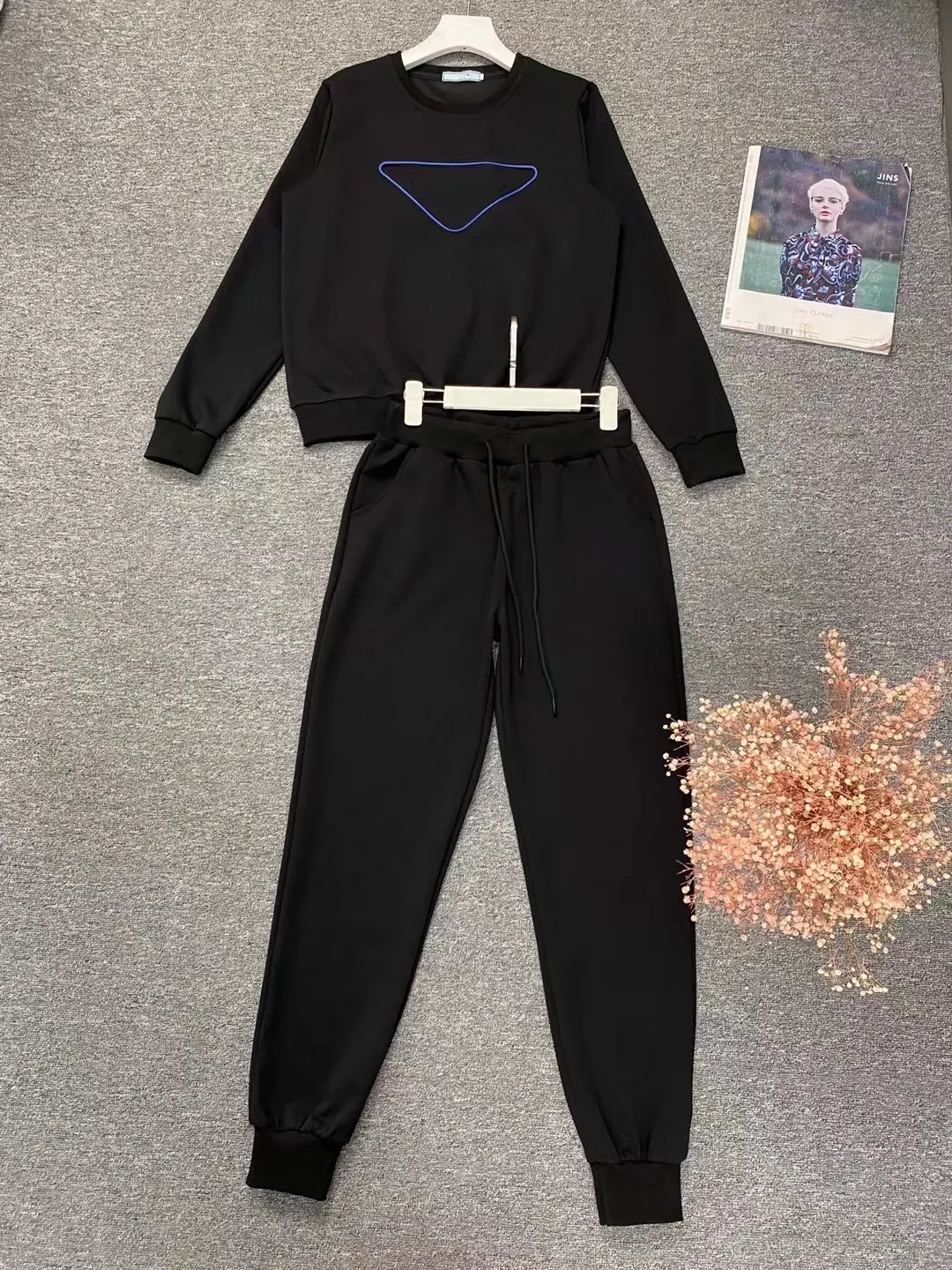 DHgate Mens and Womens Designer Tracksuits Comfortable Sweat Suits for Daily Wear and Sports Apparel