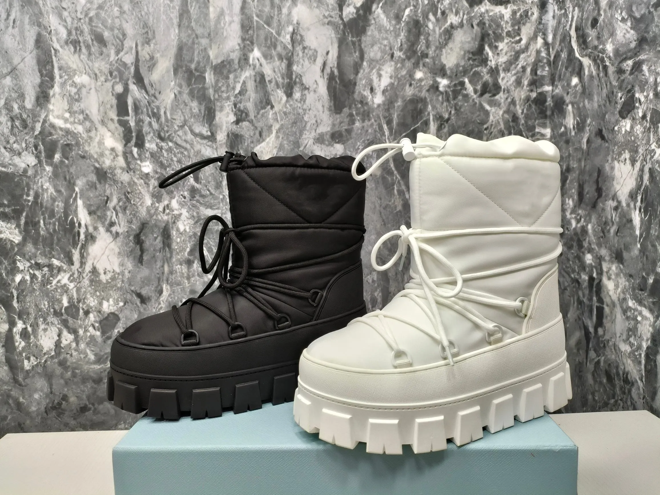 Nylon-Gabardine-Snow-Party-Stiefel Tech Dynamic Charm mit geprägtem Sohlenmuster, emailliertem Metalldreieck mit Box