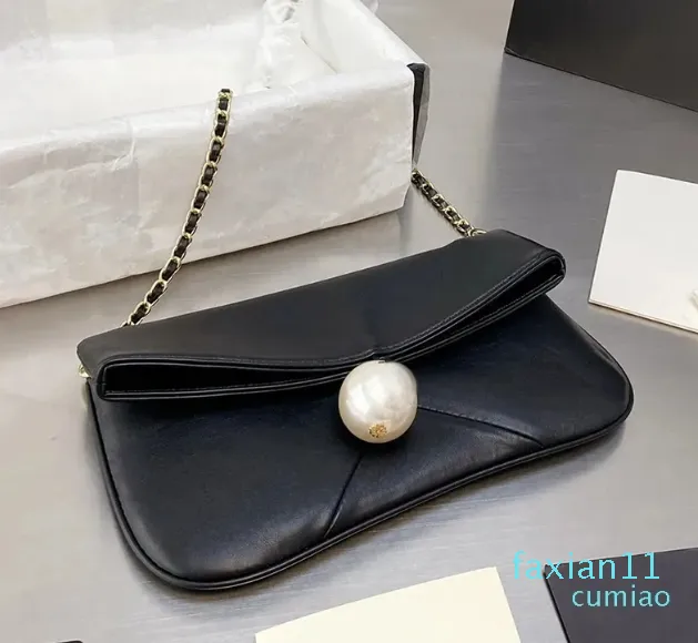 Super Large Pearl Chain Bag Simple Casual Style Women's Shoulder Påsar Högkvalitativ läder svart fällbara plånbok Svartvit handväska