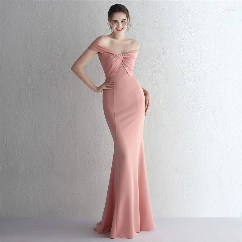 Abiti da festa DongCMY Panno di raso di lusso Slim-fit One-line Spalla lunga Cena dimagrante Fishtail Abito rosa da sera di nozze