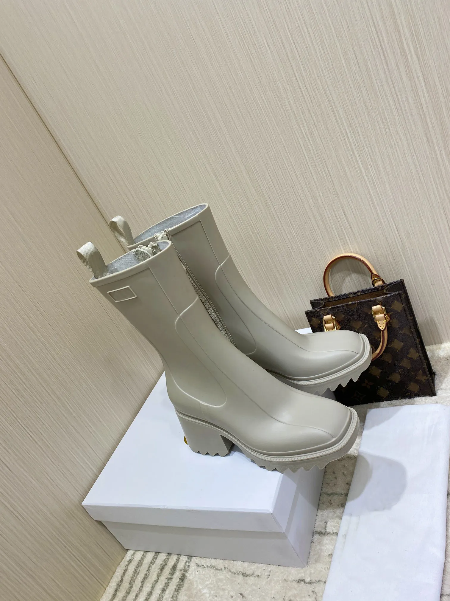 Designer Women`s Leather Boots Autumn and Winter Solid Color Brand Zipper Chunky Heels Fashion High Quality Boots with Box Size 35-40