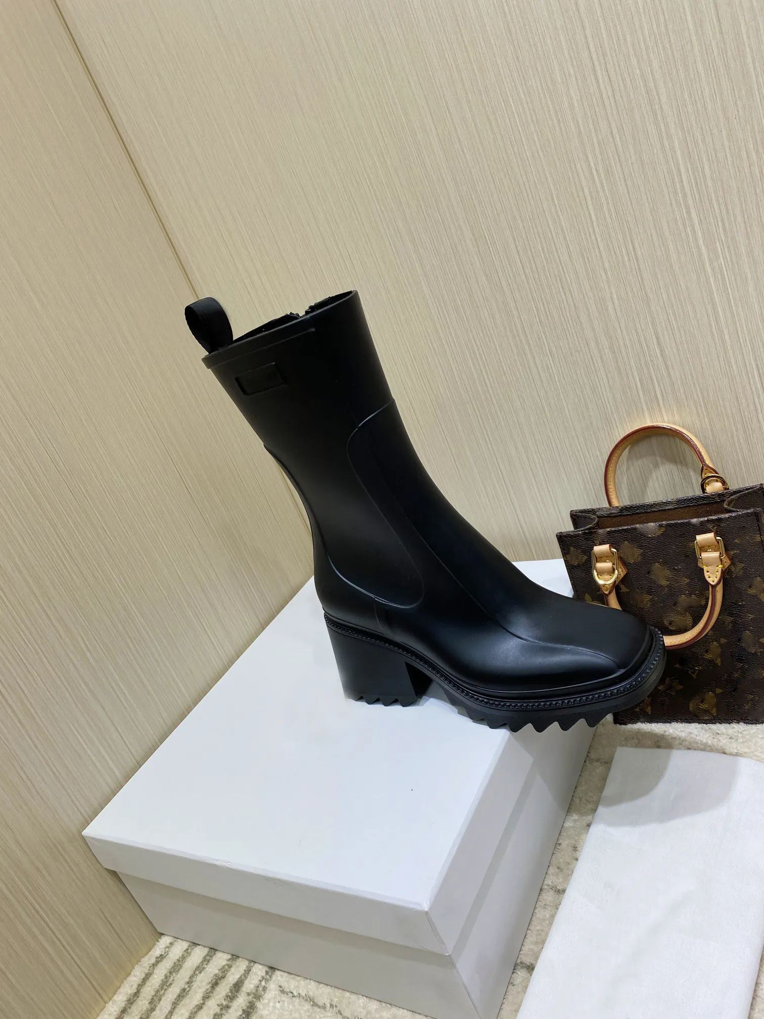 Designer Women`s Leather Boots Autumn and Winter Solid Color Brand Zipper Chunky Heels Fashion High Quality Boots with Box Size 35-40