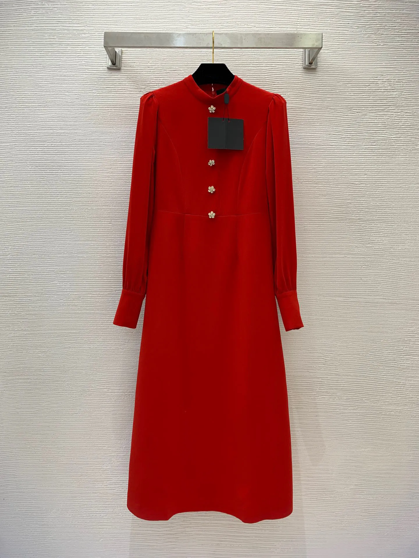 2023 가을 빨간색 단색 모조 다이아몬드 버튼 드레스 긴 소매 스탠드 칼라 미디 캐주얼 드레스 B3S202228