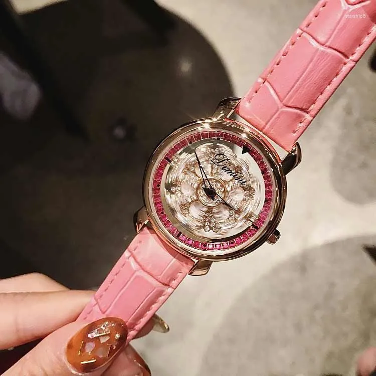 Horloges 2023 Top Kristallen Horloge Dames Draaiende Wijzerplaat Diamant Designer Jurk Messing Kast Horloges Quartz