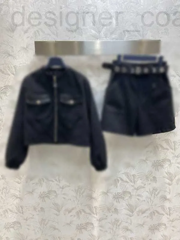 Kadınlar iki parçalı pantolon tasarımcısı erken sonbahar dimi denim patchwork deri seti yuvarlak boyun cep ceketi iş tarzı kemer şortları s0o1