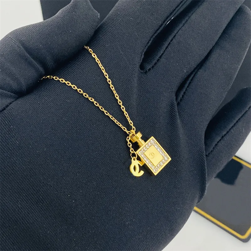 C Pandent Necklace Luxury Halsband Designer smycken för kvinnliga män 18K stigande guld silver parfym ananas kedja diamanthalsband mode smycken bröllop fest gåva