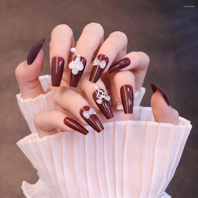 Unghie finte rosso vino Premere a lungo con decorazioni artificiali, comode da indossare, manicure per forniture professionali per saloni di nail art