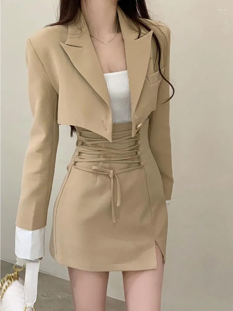 Koszule damskie 2 -częściowe sukienki Zestaw kobiet swobodne Y2K Crop Tops Elegancka płaszcza Mini spódnice Koreańskie garnitury modowe 2023 Autumn Blazers