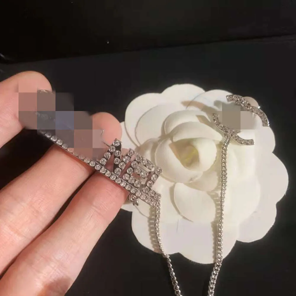 Piccola moda profumata Spilla classica con catena di diamanti feng shui spilla femminile versione alta Gioielli di lusso Designer donna