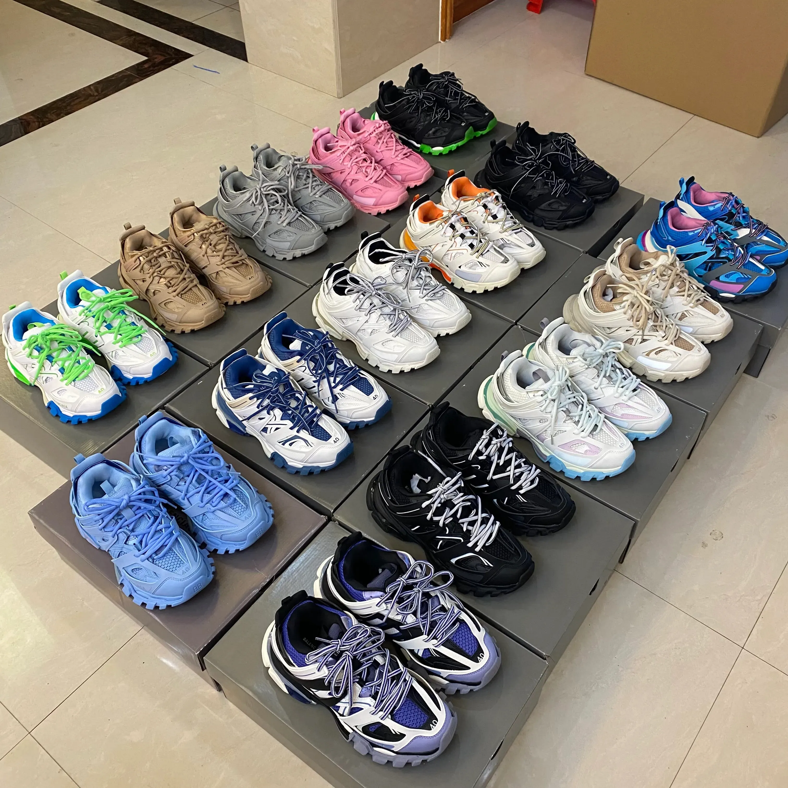 Tasarımcı Ayakkabı Track Runners Tracks 3 3.0 Ayakkabı Erkek Kadın Eğitmenleri Led Spor Sneaker Runner Shoe Deri Deri Üçlü Snoeakers Siyah Beyaz Gündelik Ayakkabılar