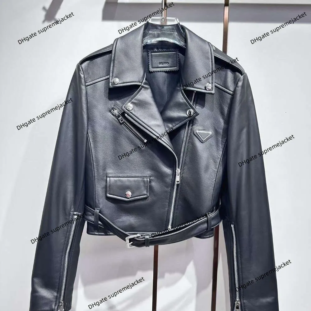 Höstdesignerjacka mode Ny kort motorcykeljacka Slim Lapel Design Anpassad Fem Metal Accessories Triangle Label Women's Leather Top
