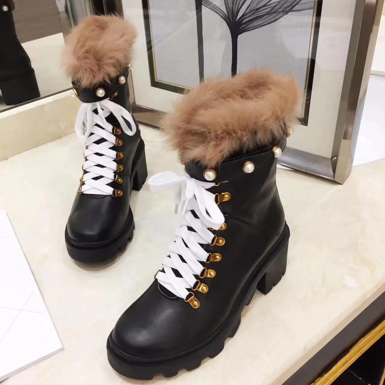 Kemer tasarımcısı ile ayak bileği botu Martin çöl kadınlar için klasik ayakkabılar moda kış kürk deri arı kristal botlar kaba topuk kadın ayakkabılar 1