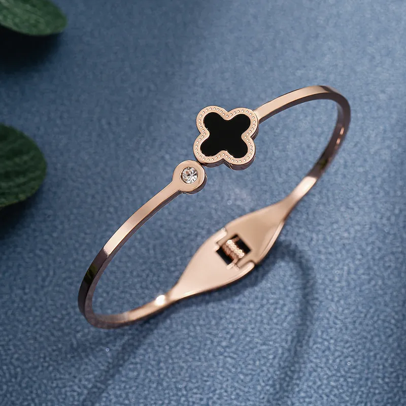 Nuovo braccialetto a molla in acciaio al titanio con erba a quattro foglie europeo e americano Gioielli di moda semplici da donna in oro rosa 18 carati Incolore Artigianato versatile