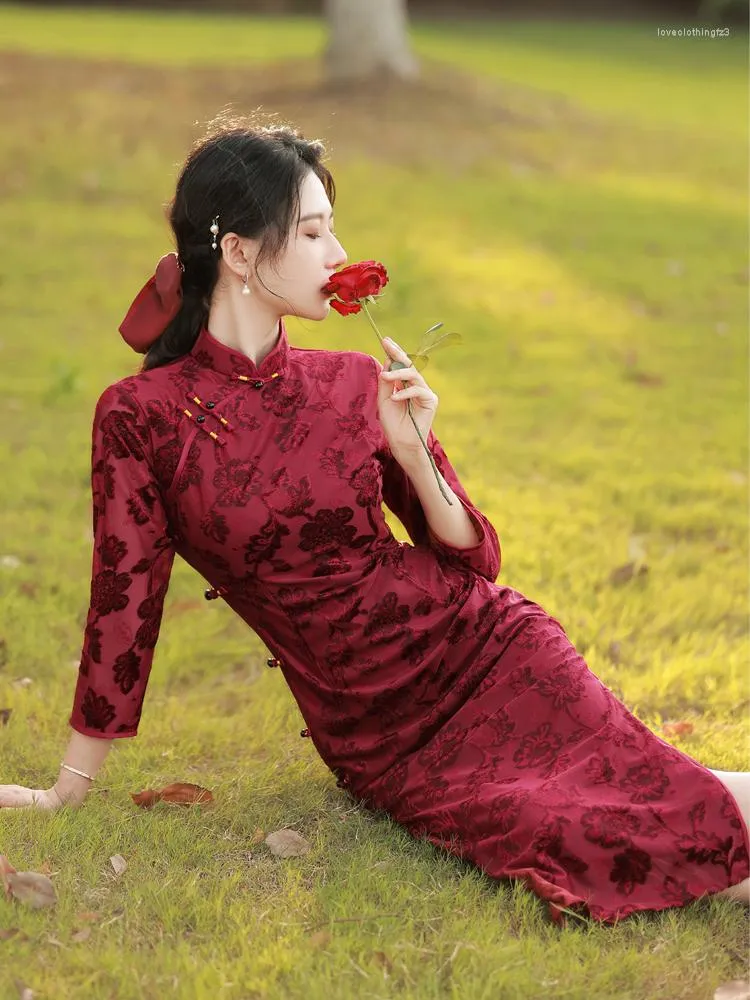 Vêtements ethniques Robe chinoise Noir Rouge Burnt Velvet Qipao Robes Cheongsam Fleur Moyen Manches Longues Cheongsams Rétro Traditionnel