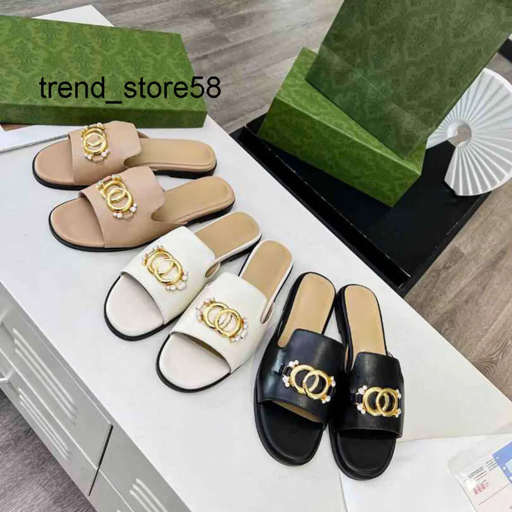 Trevliga skor Nya tofflor Women Wide Crotch Diamond Buckle With Spring Summer Flat Bekväm Soft Metal Letter One Line Slipper Shopping Beach Fashion Designer UFX0