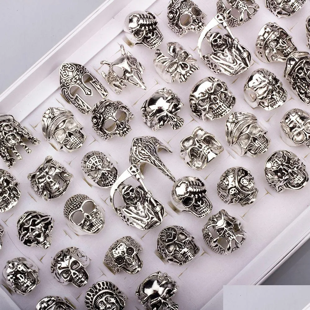 Anillos 40 PCS / LOTE Gótico Punk Big Skl para mujeres Hombres Sklies Biker Vintage Antique Siery Charm Accesorios de joyería Venta al por mayor Drop Delive Dhml7