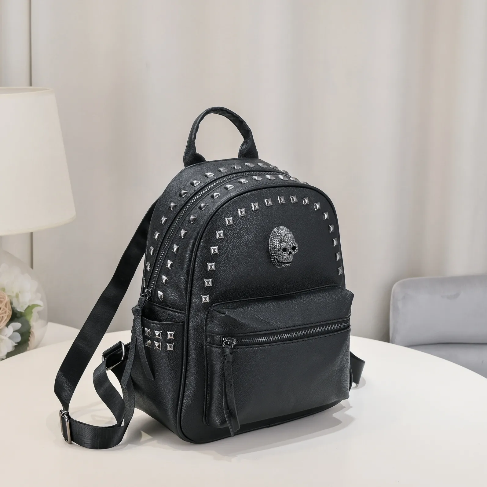 Nieuwe zacht lederen casual punkstudenten klinknagels rucksacks gothic casual reisschedels rugzakken mode trendy preppy dames