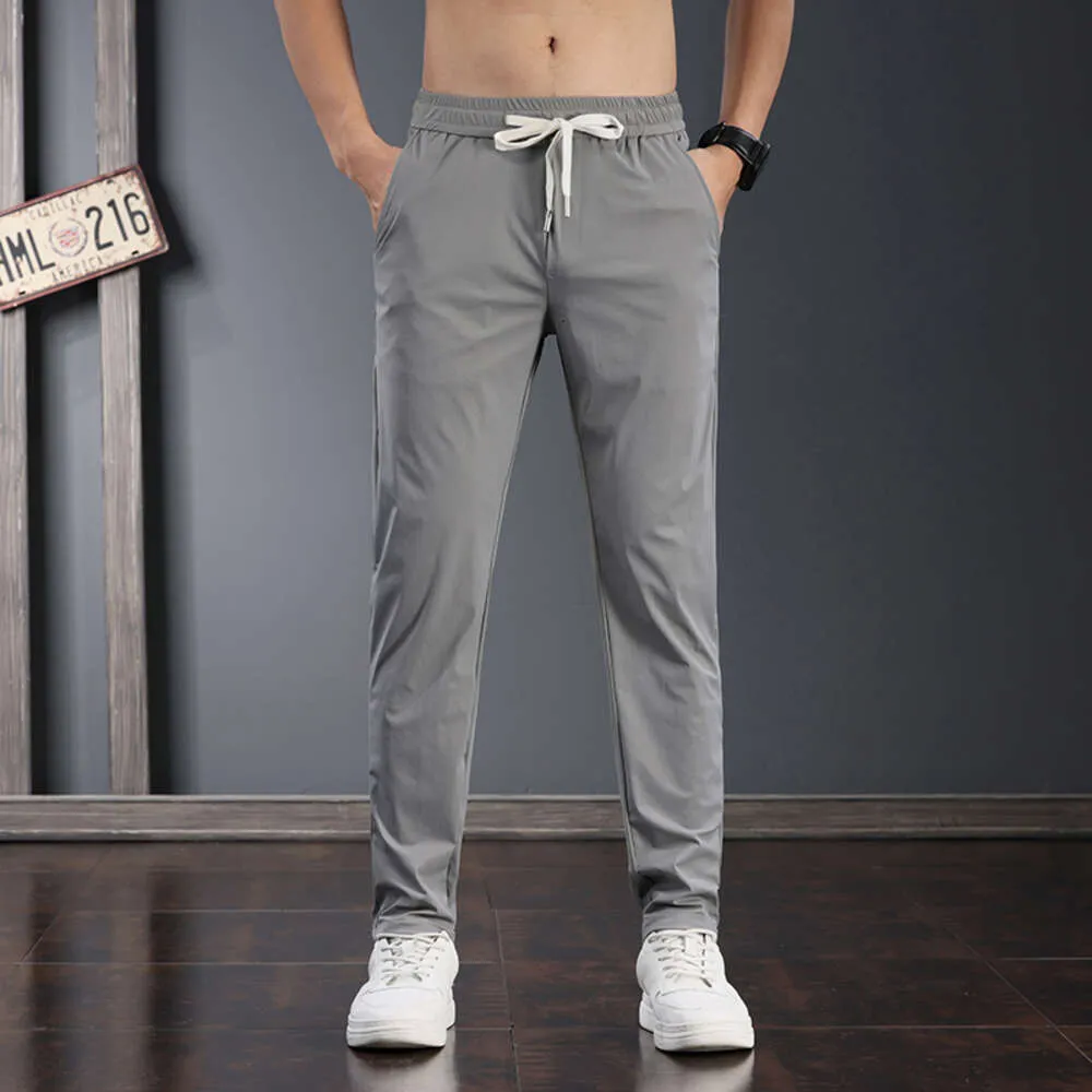 2023 Summer Brand New Thin Hateble Ice Silk Pants Fashionable Young Men's Korean Style Elastic-midjiga lätta byxor