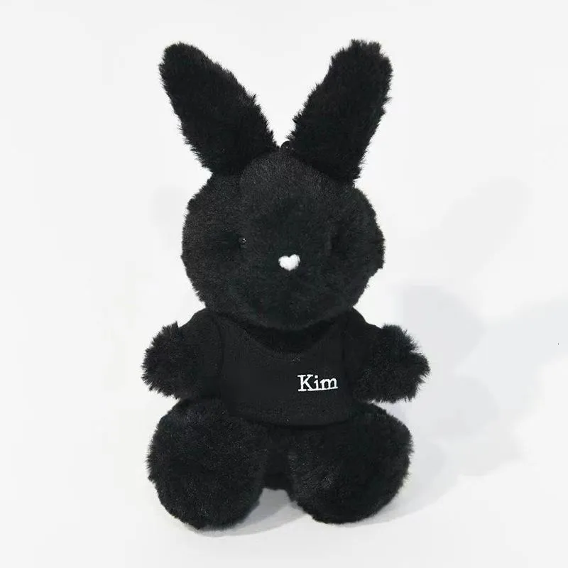 Chaveiros de pelúcia 1-2pcs animal de desenho animado 13cm matinado Kim preto pingente de pelúcia Benny Rabbit roupas mochila decoração como presente de feriado para amigo 230925