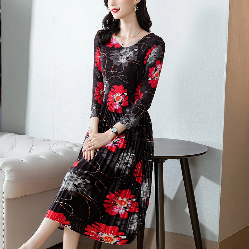 2023 Robe mi-longue florale en velours noir Femmes Designer Sortir Fête de vacances Col en V Slim A-Line Robes plissées Automne Hiver Élégant et jeunesse Robes à manches longues